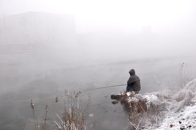 冬季钓鱼浅水并非绝对不能钓，符合这5个条件，连竿都有可能-坠落鱼
